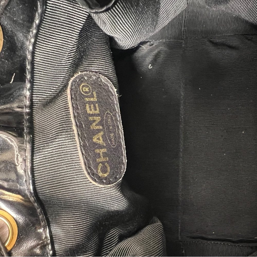 Chanel Vintage Black Patent Leather Bucket Bag 24K Gold-Plated Hardware & Pouch - Picture 11 of 16